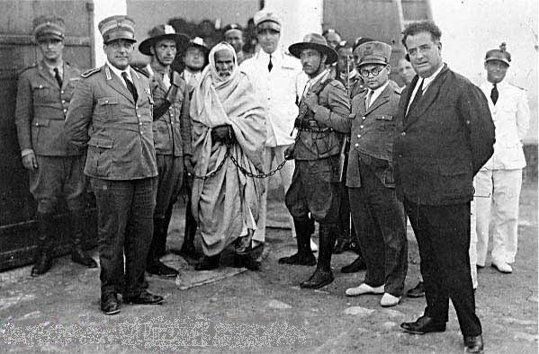 Omar_Mokhtar_arrested_by_Italian_Officials