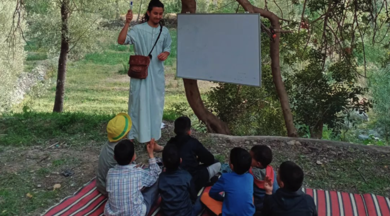 Dahmad teaching english in tamazight outdoors to amazigh kids